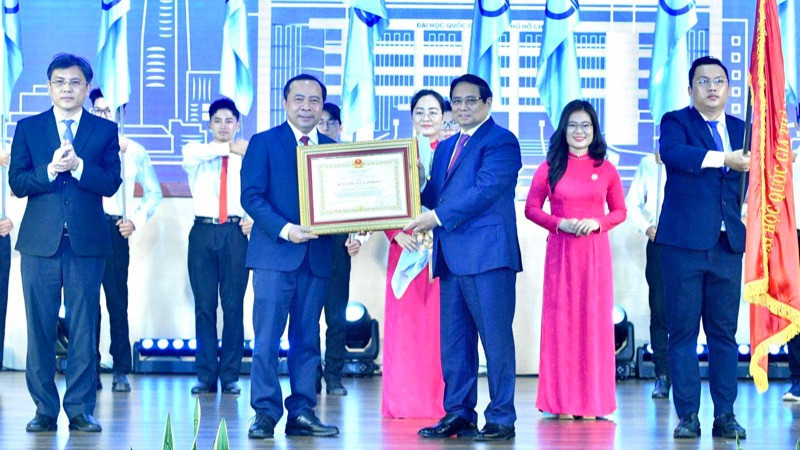 Thủ tướng Phạm Minh Chính trao Huân chương Lao động hạng Nhất tặng Đại học Quốc gia Thành phố Hồ Chí Minh. (Ảnh: THANH GIANG)