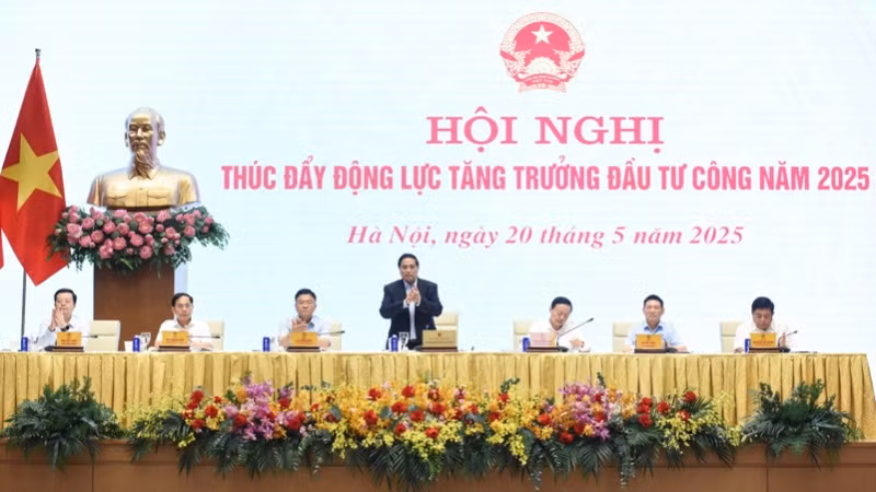 Thủ tướng Phạm Minh Chính chủ trì hội nghị Thường trực Chính phủ về thúc đẩy đẩy động lực tăng trưởng đầu tư công năm 2025 (Ảnh: TRẦN HẢI). 