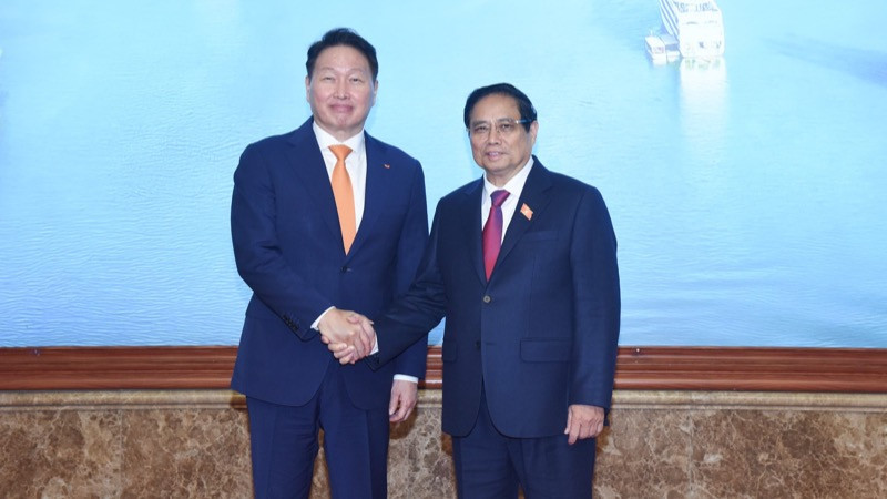 Thủ tướng Phạm Minh Chính và Chủ tịch Tập đoàn SK Chey Tae-won. (Ảnh: TRẦN HẢI)
