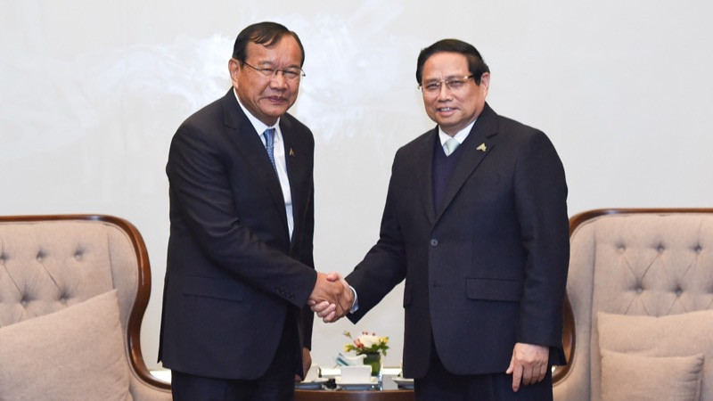 Thủ tướng Chính phủ Phạm Minh Chính với Phó Thủ tướng, Bộ trưởng Ngoại giao và Hợp tác quốc tế Campuchia Prak Sokhonn (Ảnh: TRẦN HẢI).