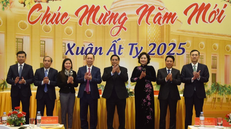 Thủ tướng Phạm Minh Chính với lãnh đạo Ngân hàng Nhà nước Việt Nam (Ảnh: TRẦN HẢI).