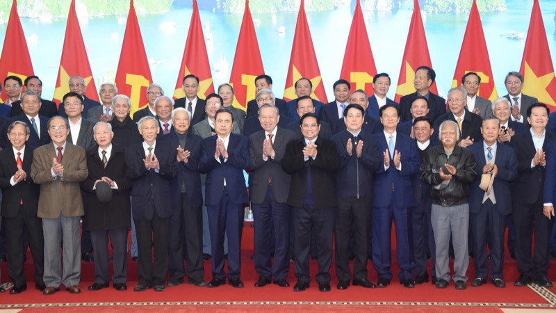 Tổng Bí thư Tô Lâm và các đồng chí lãnh đạo, nguyên lãnh đạo Đảng, Nhà nước tham dự chương trình gặp mặt "Mừng Đảng quang vinh, mừng Xuân Ất Tỵ 2025". (Ảnh: TRẦN HẢI)