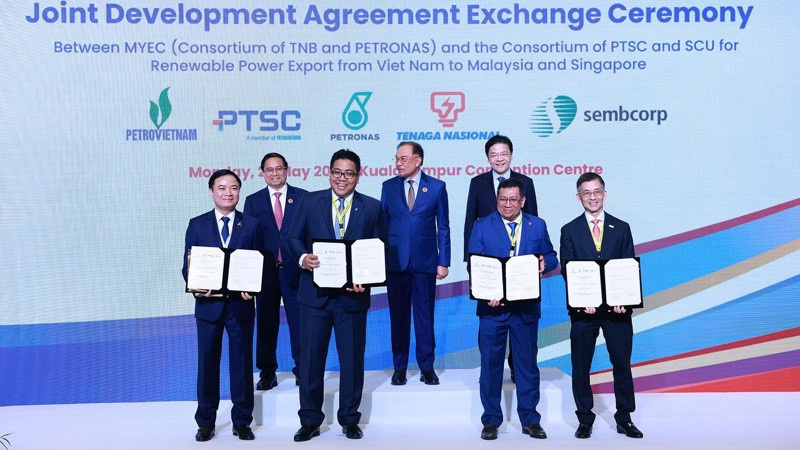 Ba Thủ tướng Việt Nam, Malaysia và Singapore chứng kiến lễ trao thỏa thuận hợp tác về xuất khẩu điện năng lượng tái tạo từ Việt Nam sang Singapore và Malaysia. (Ảnh: Dương Giang/TTXVN)
