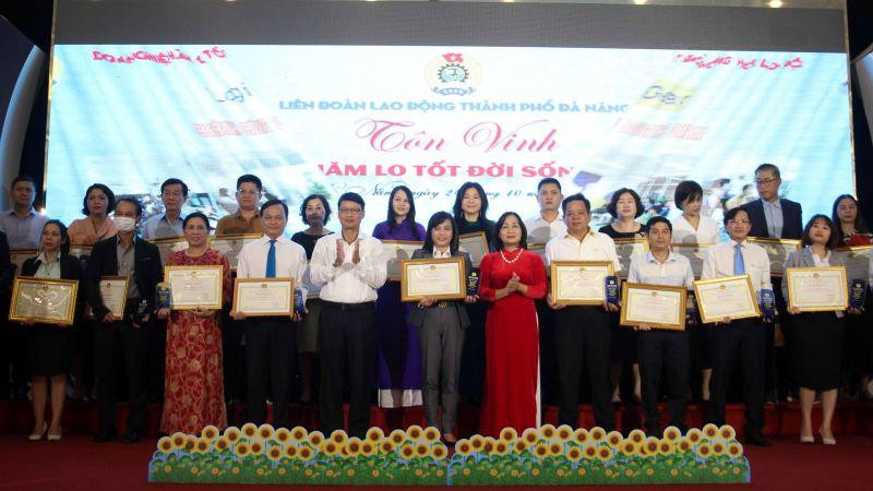 Tôn vinh các doanh nghiệp tiêu biểu.