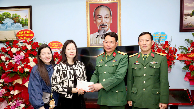 Đại diện Công ty cổ phần Flamingo Holding Group trao tặng quà cho lãnh đạo Trung đoàn 148.