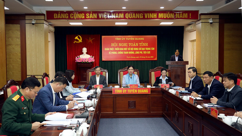 Các đồng chí chủ trì hội nghị và đại biểu dự tại điểm cầu trung tâm.
