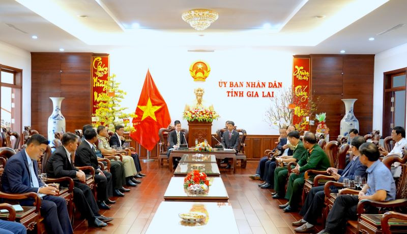 Quang cảnh tiếp Đoàn đại biểu cấp cao tỉnh Kampong Thom thăm, chúc Tết tại Uỷ ban nhân dân tỉnh Gia Lai. 