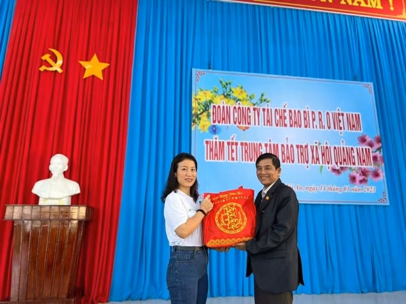 Bà Chu Thị Kim Thanh - Giám đốc PRO Việt Nam đại diện đoàn tặng quà cho đại diện Trung tâm Bảo trợ xã hội Quảng Nam ông Trần Phước Tuấn.