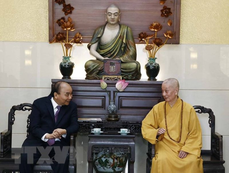Chủ tịch nước Nguyễn Xuân Phúc chúc Tết Pháp chủ Giáo hội Phật giáo Việt Nam Thích Trí Quảng. (Ảnh: Thống Nhất/TTXVN)