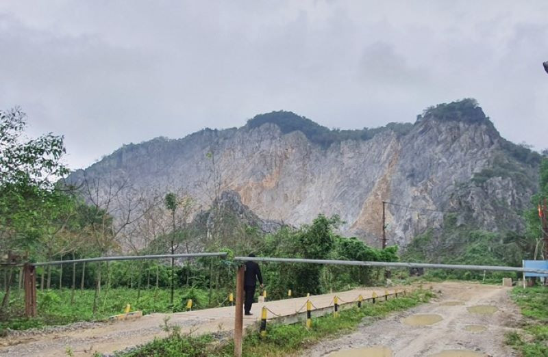 Mỏ đá nơi xảy ra vụ tai nạn làm chết người. 