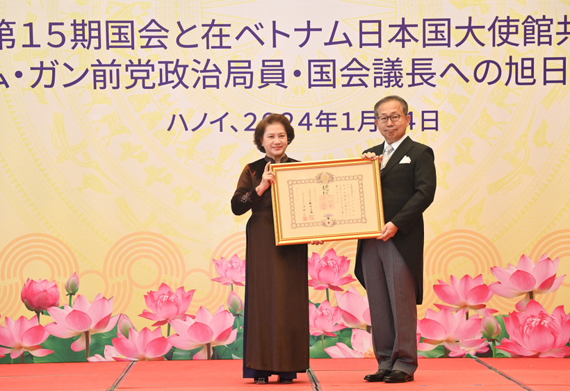 Đại sứ Nhật Bản tại Việt Nam Yamada Takio thay mặt Chính phủ Nhật Bản trao tặng Huân chương cho nguyên Chủ tịch Quốc hội Nguyễn Thị Kim Ngân. (Ảnh: DUY LINH)