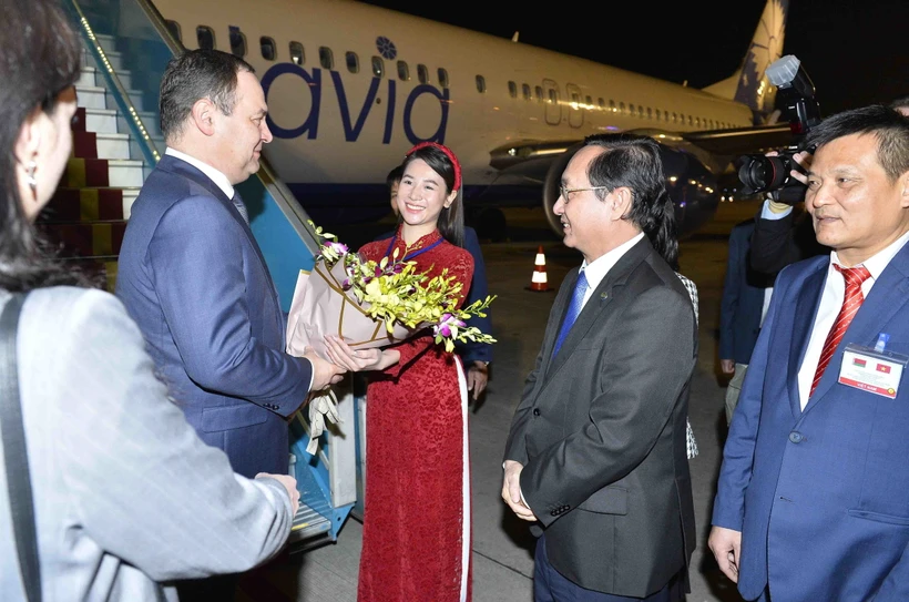 Bộ trưởng Khoa học và Công nghệ Huỳnh Thành Đạt đón Thủ tướng Cộng hòa Belarus Roman Golovchenko. (Ảnh: Minh Đức/TTXVN)