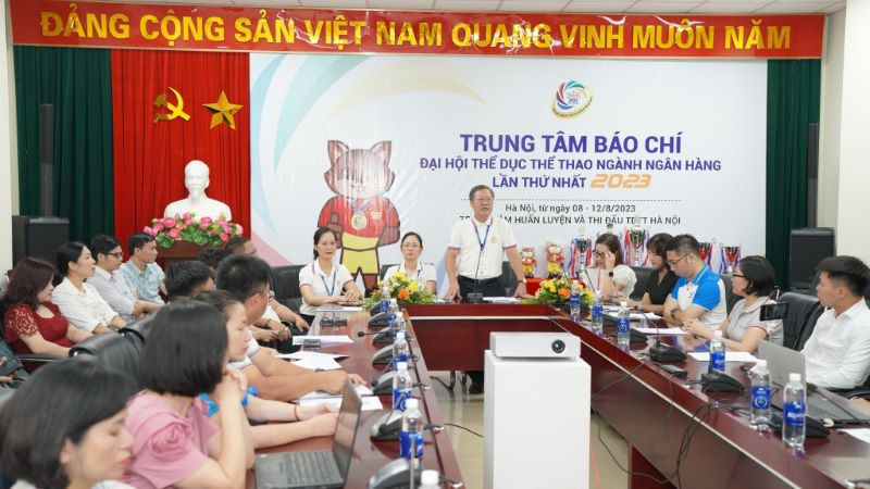 Toàn cảnh họp báo.