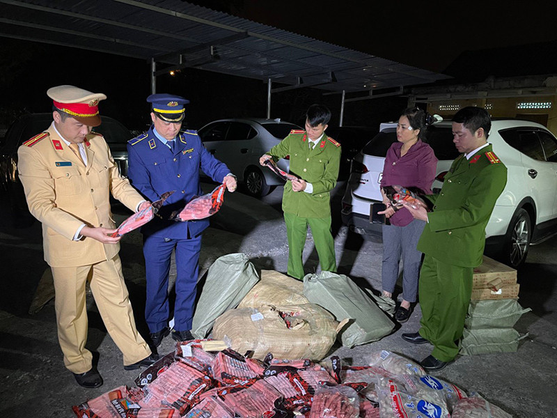 Lực lượng chức năng thu giữ số thực phẩm không rõ nguồn gốc.