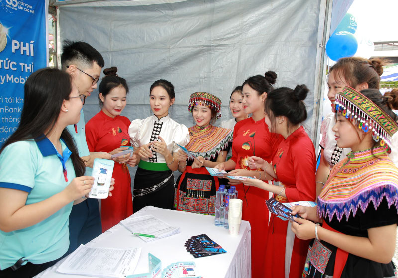 Hơn 1.000 thanh niên người dân tộc thiểu số tại các xã, bản của huyện Thuận Châu tham gia ngày hội tư vấn, giới thiệu việc làm.