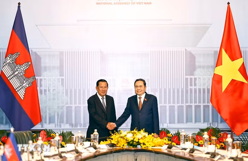 Chủ tịch Quốc hội Trần Thanh Mẫn hội kiến Chủ tịch Đảng Nhân dân Campuchia Hun Sen. (Ảnh: TTXVN)