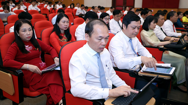 Đại biểu Hội đồng nhân dân tỉnh Tuyên Quang biểu quyết thông qua các nghị quyết.