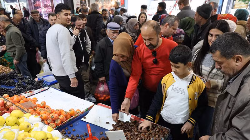 Người dân mua sắm tại một khu chợ trước tháng Ramadan ở Ankara, Thổ Nhĩ Kỳ, ngày 27/2/2025. (Ảnh: Tân Hoa Xã)