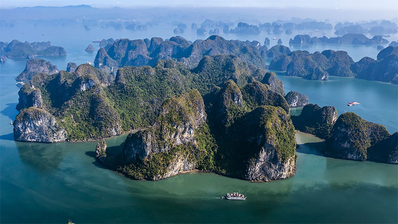 Vẻ đẹp cuốn hút của Vịnh Hạ Long. (Ảnh: THÀNH ĐẠT)