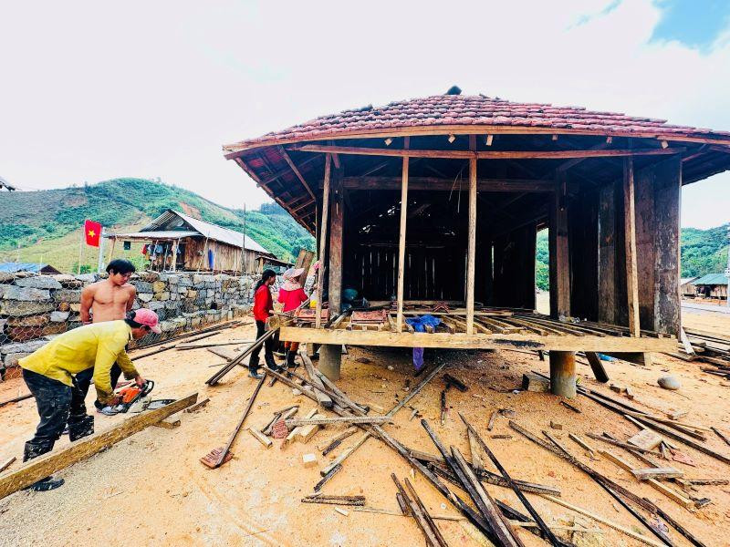 Vợ chồng Đinh Thị Giàu và Đinh Văn Đua dựng nhà ở làng mới Măng Lăng. 