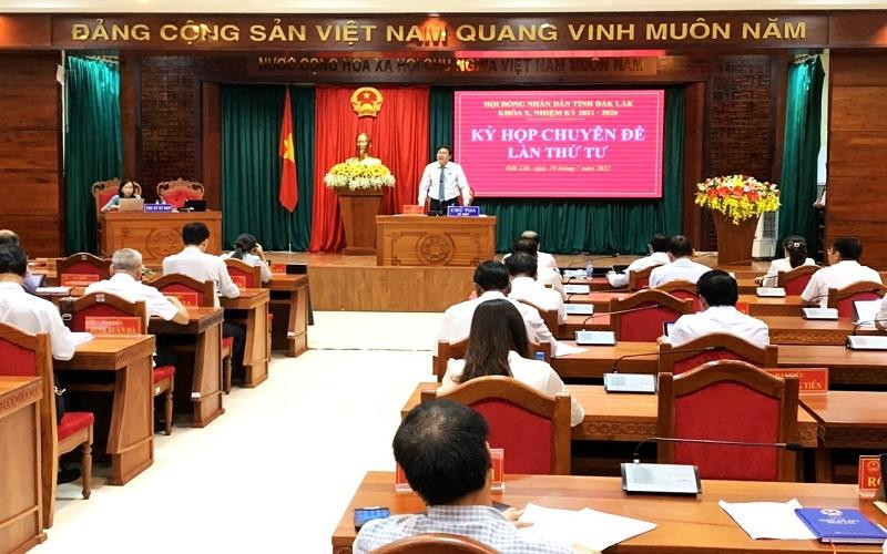 Phó Chủ tịch Hội đồng nhân dân tỉnh Đắk Lắk Trần Phú Hùng phát biểu tại kỳ họp.
