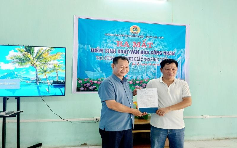 Đồng chí Hà Đông, Ủy viên thường vụ, Trưởng Ban Tuyên giáo Liên đoàn Lao động thành phố trao quyết định thành lập Điểm sinh hoạt văn hóa công nhân.