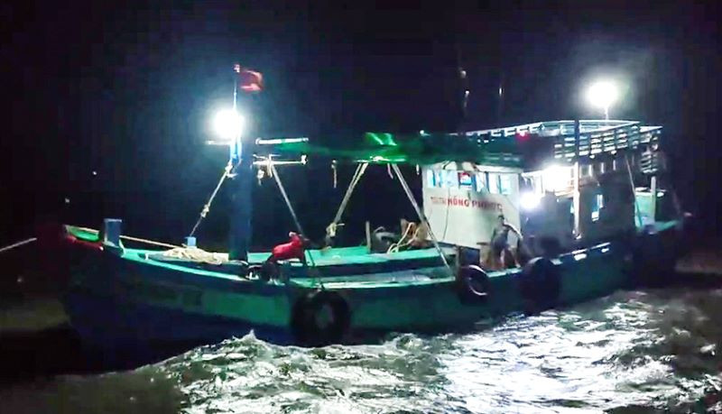 Tàu cá CT 09999 TS được tàu cứu nạn Hải đội 2, Bộ đội Biên phòng Sóc Trăng kéo ra khỏi khu vực mắc cạn.