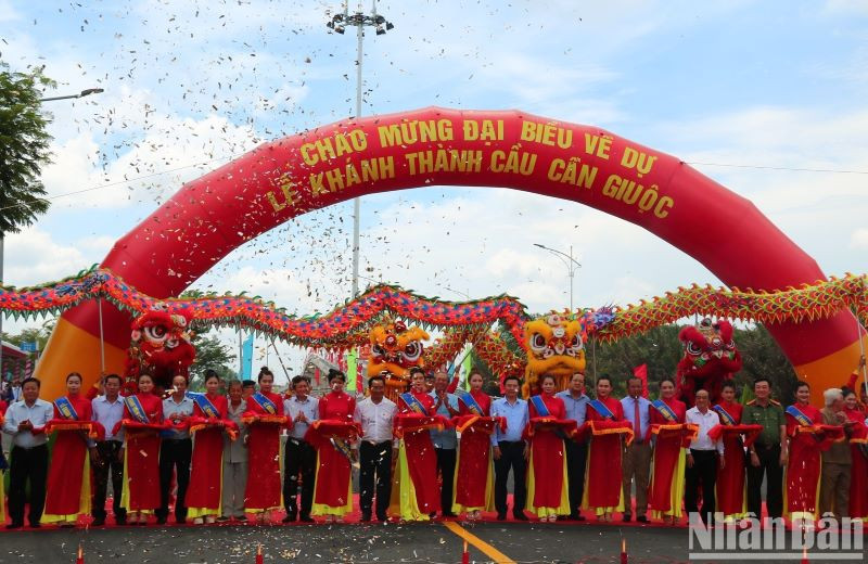 Lãnh đạo, nguyên lãnh đạo Trung ương và tỉnh Long An qua các thời kỳ cắt băng khánh thành cầu Cần Giuộc.