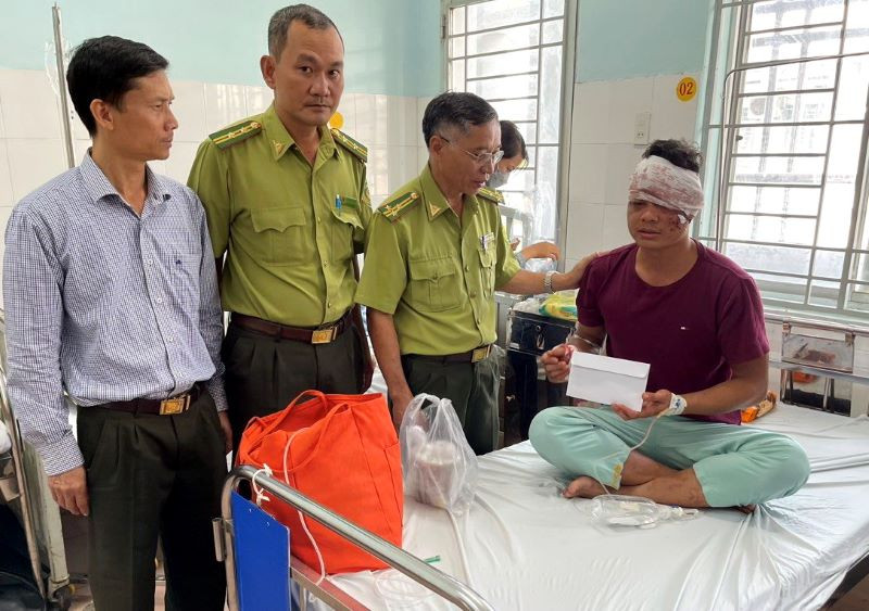 Lãnh đạo Chi cục Kiểm lâm Đồng Nai đến thăm hỏi kiểm lâm viên bị chém trọng thương đang điều trị tại Bệnh viện đa khoa Định Quán.