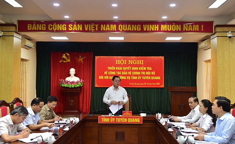 Đồng chí Nguyễn Trọng Nghĩa, Bí thư Trung ương Đảng, Trưởng Ban Tuyên giáo Trung ương phát biểu tại Hội nghị.