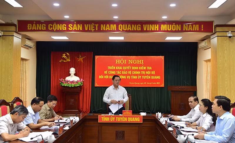 Đồng chí Nguyễn Trọng Nghĩa, Bí thư Trung ương Đảng, Trưởng Ban Tuyên giáo Trung ương phát biểu tại Hội nghị.