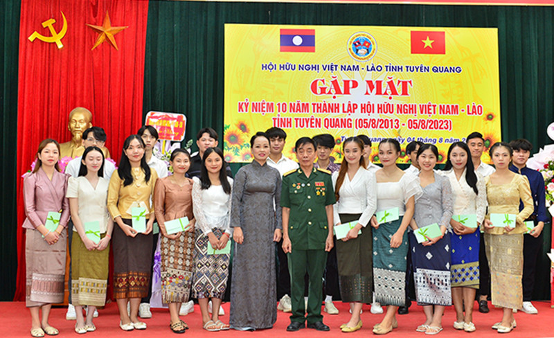 Tặng quà cho các sinh viên Lào đang học tập tại Trường Đại học Tân Trào tham gia lễ kỷ niệm 10 năm ngày thành lập Hội.