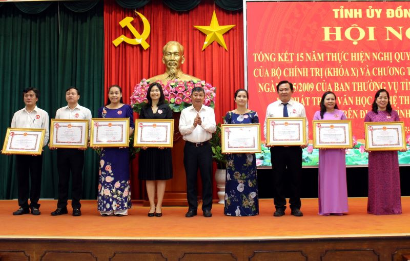 Phó Bí thư Thường trực Tỉnh ủy Hồ Thanh Sơn trao Bằng khen cho các đơn vị có thành tích xuất sắc.