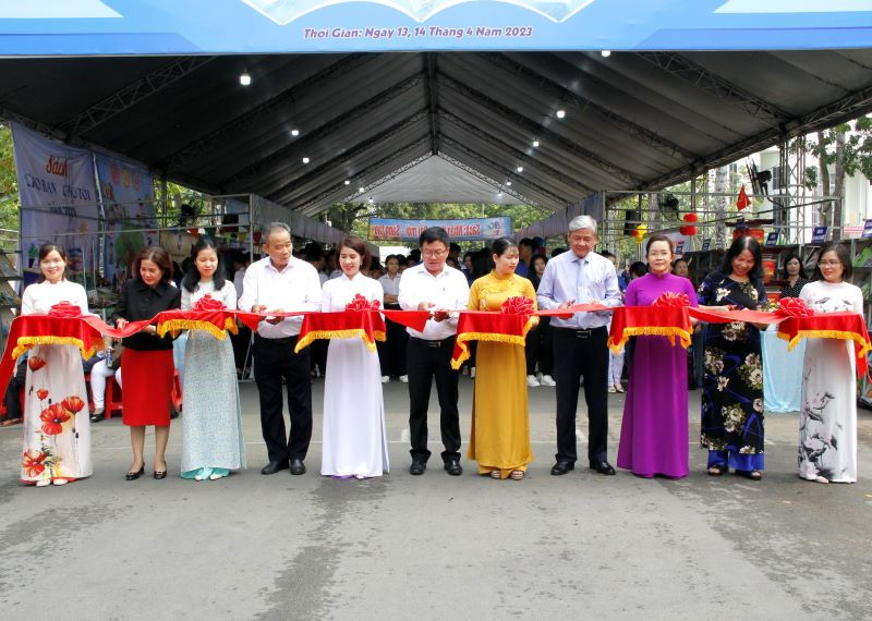 Các đại biểu cắt băng khai mạc ngày hội sách và văn hóa đọc.