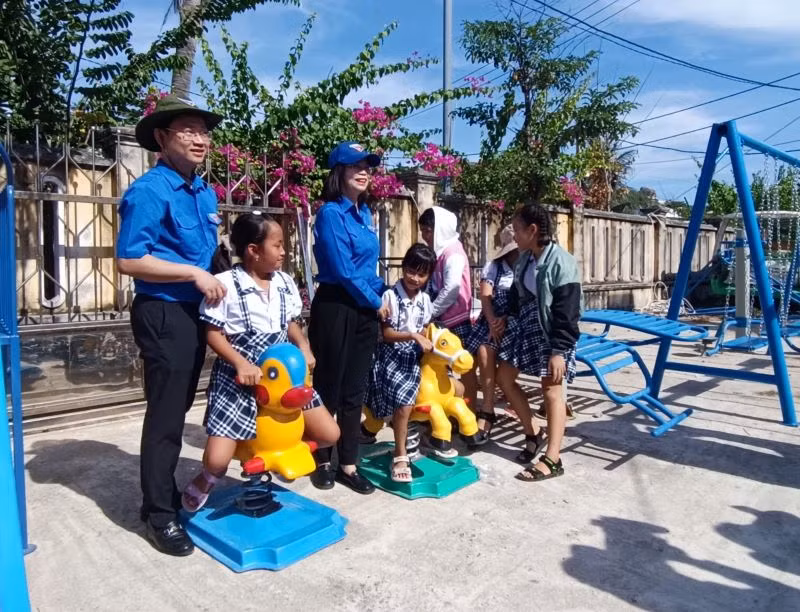 Trung ương Đoàn trao tặng công trình “Sân chơi thiếu nhi” cho xã đảo Nhơn Châu.