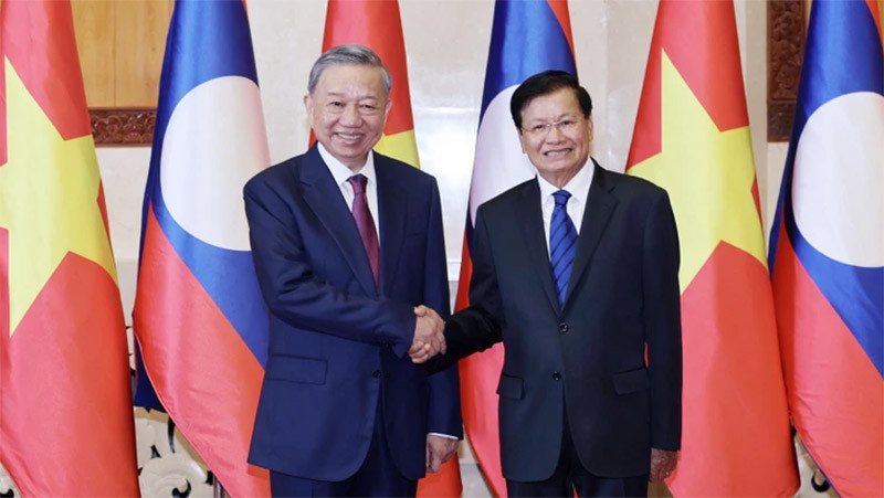 Chủ tịch nước Tô Lâm và Tổng Bí thư, Chủ tịch nước Lào Thongloun Sisoulith chụp ảnh chung, sáng 11/7/2024, trong khuôn khổ chuyến thăm cấp Nhà nước tới Cộng hòa Dân chủ nhân dân Lào. (Ảnh: TTXVN)