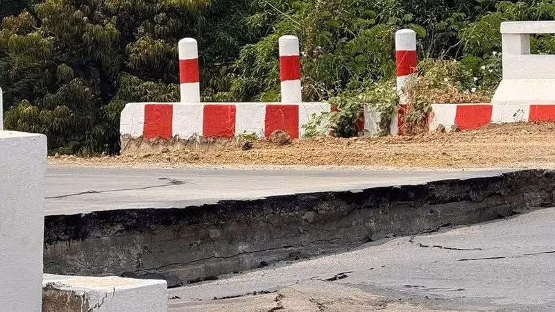Mặt đường "đứt đôi" do động đất. (Nguồn: Vietnam+)
