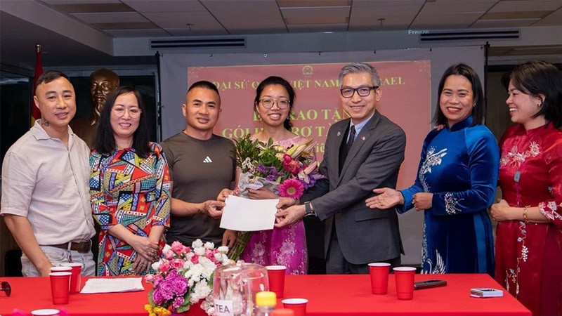Trao các suất hỗ trợ tài chính cho nghiên cứu sinh sau đại học của Việt Nam đang theo học tại Israel. (Ảnh: TTXVN)