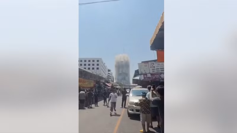 Tòa nhà tại Bangkok bị sập sau khi xuất hiện rung chấn. (Ảnh chụp màn hình video của Khaosod English)