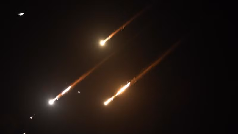 Tên lửa phóng từ Iran bị hệ thống phòng không của Israel đánh chặn trên bầu trời thành phố Nablus, Bờ Tây, ngày 1/10/2024. (Ảnh: Tân Hoa xã)