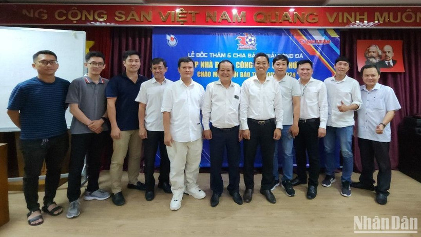Đại diện Ban tổ chức và các đội bóng tại lễ bốc thăm.