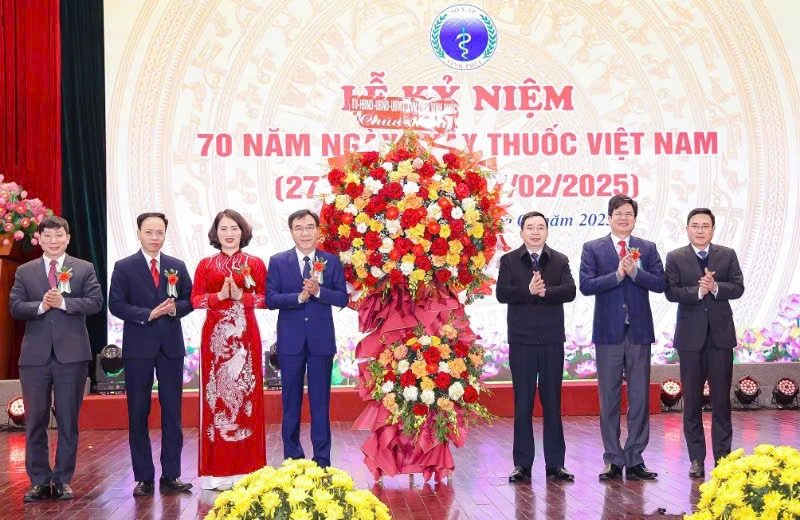 Lãnh đạo tỉnh Vĩnh Phúc chúc mừng ngành y tế.