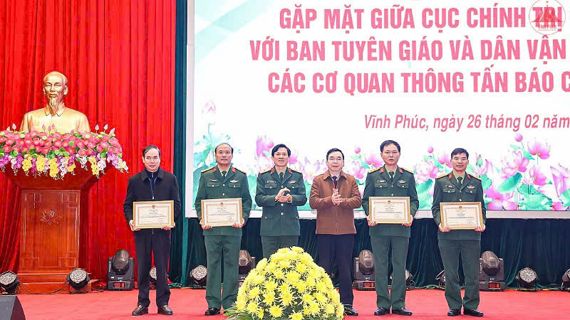 Lãnh đạo Bộ Tư lệnh Quân khu 2 và tỉnh Vĩnh Phúc trao bằng khen cho các tập thể. 