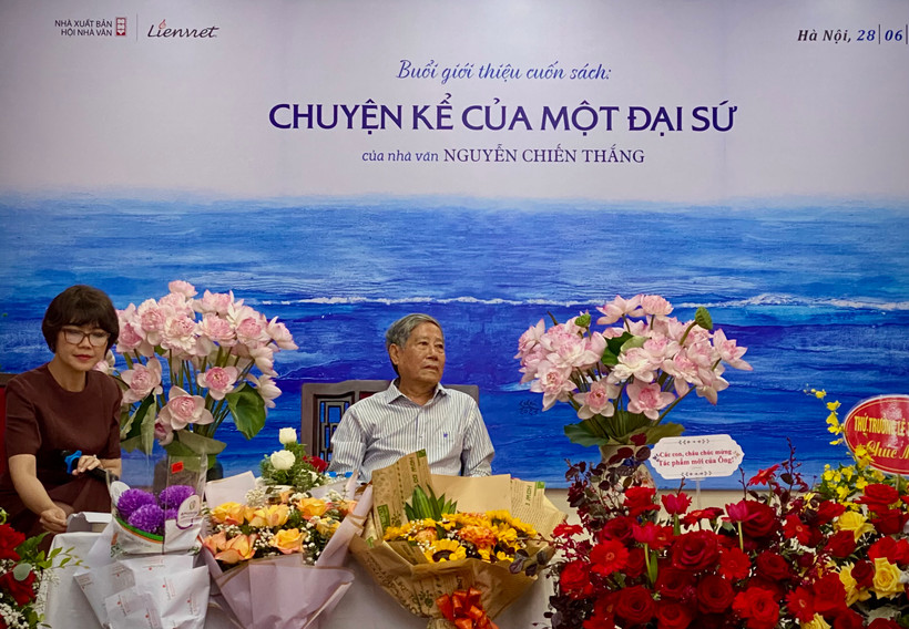 Nhà văn Nguyễn Chiến Thắng trong buổi ra mắt sách tại trụ sở Hội nhà văn Việt Nam - Ảnh: Huyền Nga. 