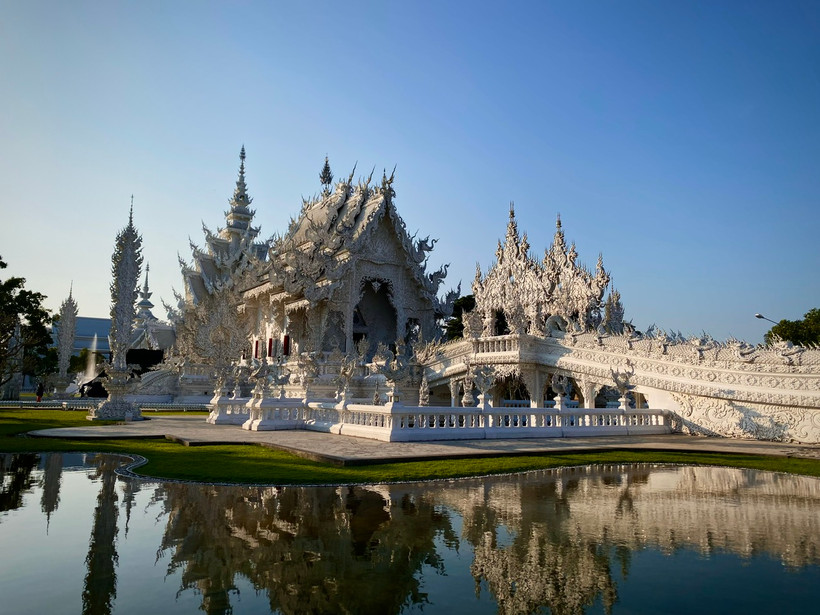 Quần thể kiến trúc chỉ một gam mầu trắng thuần khiết gây ấn tượng độc-lạ với mọi du khách.