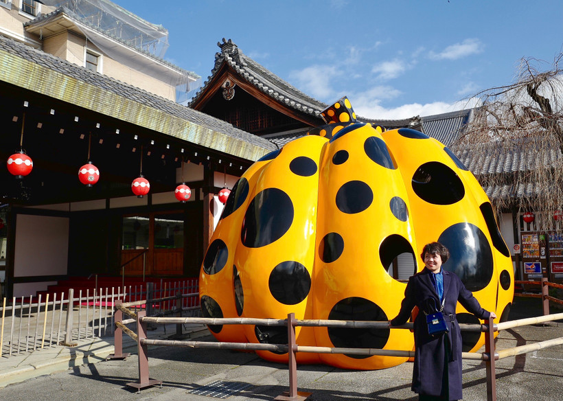 Nhà sưu tập Phạm Thị Điệp Giang bên tác phẩm của nghệ sĩ Yayoi Kusama tại Kyoto, Nhật Bản.