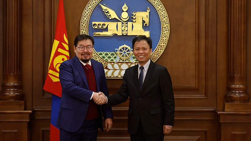 Chủ tịch Quốc hội Mông Cổ Gombojav Zandanshatar tiếp Đại sứ Việt Nam tại Mông Cổ Doãn Khánh Tâm. Ảnh do Đại sứ quán Việt Nam tại Mông Cổ cung cấp 
