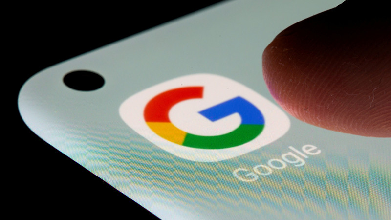 Biểu tượng của ứng dụng Google trên điện thoại. Ảnh: Reuters