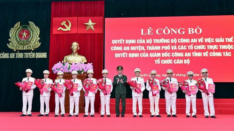 Đại tá Phạm Kim Đĩnh, Giám đốc Công an tỉnh Tuyên Quang trao quyết định điều động, bố trí, sắp xếp cho các đồng chí nhận nhiệm vụ mới.