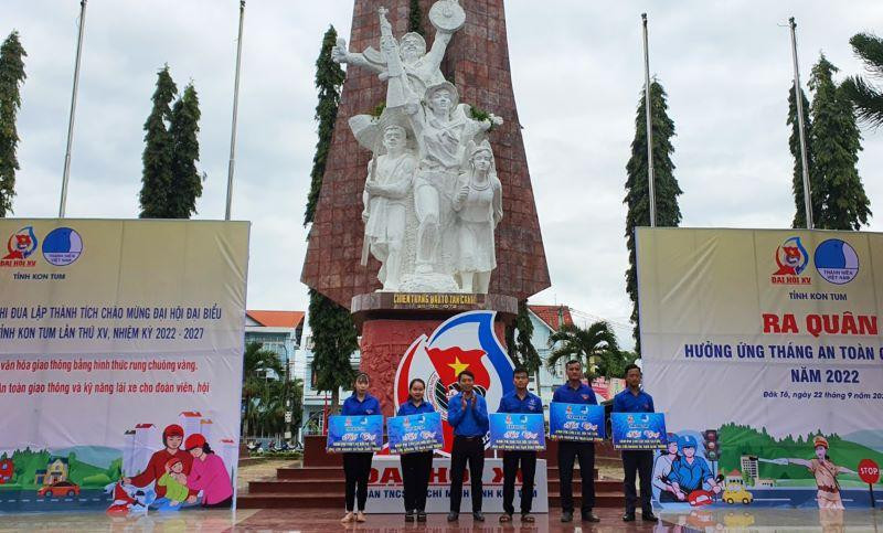 Trao dụng cụ và hỗ trợ kinh phí hoạt động cho 5 Đội thanh niên xung kích tham gia sơ cứu, ứng cứu nhanh tai nạn giao thông.